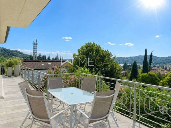 casa indipendente in vendita a Salò in zona Villa