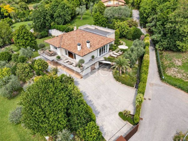 casa indipendente in vendita a Salò in zona Villa