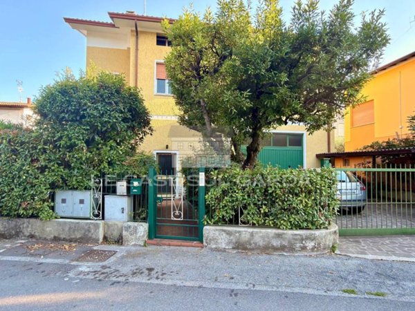 appartamento in vendita a Salò in zona Villa