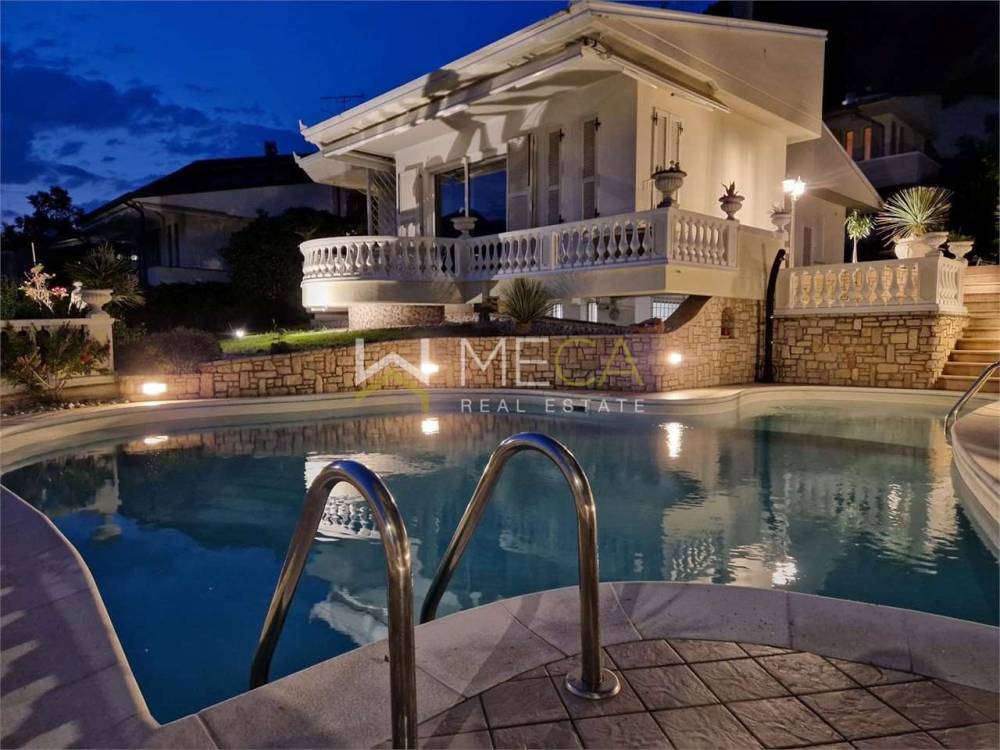 casa indipendente in vendita a Salò in zona Villa
