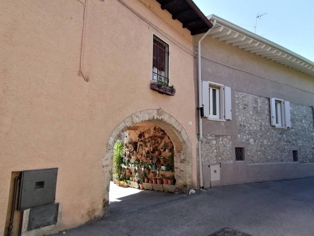 casa indipendente in vendita a San Felice del Benaco