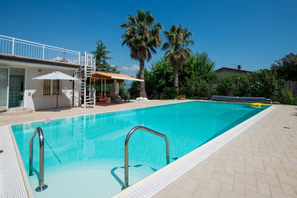 casa indipendente in vendita a San Felice del Benaco