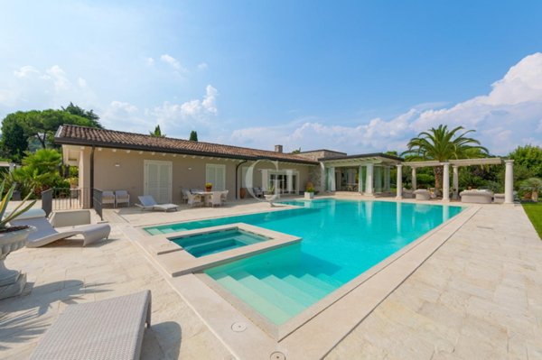 casa indipendente in vendita a San Felice del Benaco