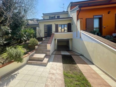 casa indipendente in vendita a San Felice del Benaco