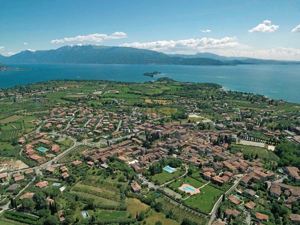 casa indipendente in vendita a San Felice del Benaco in zona Portese
