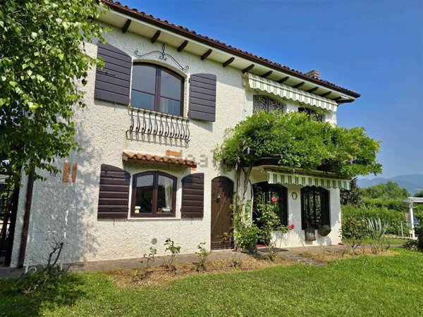 casa indipendente in vendita a San Felice del Benaco
