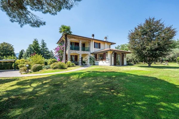 casa indipendente in vendita a San Felice del Benaco in zona Portese
