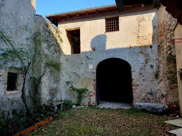 locale commerciale in vendita a San Felice del Benaco in zona Portese