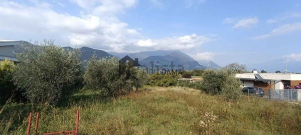 terreno edificabile in vendita a San Felice del Benaco in zona Cisano