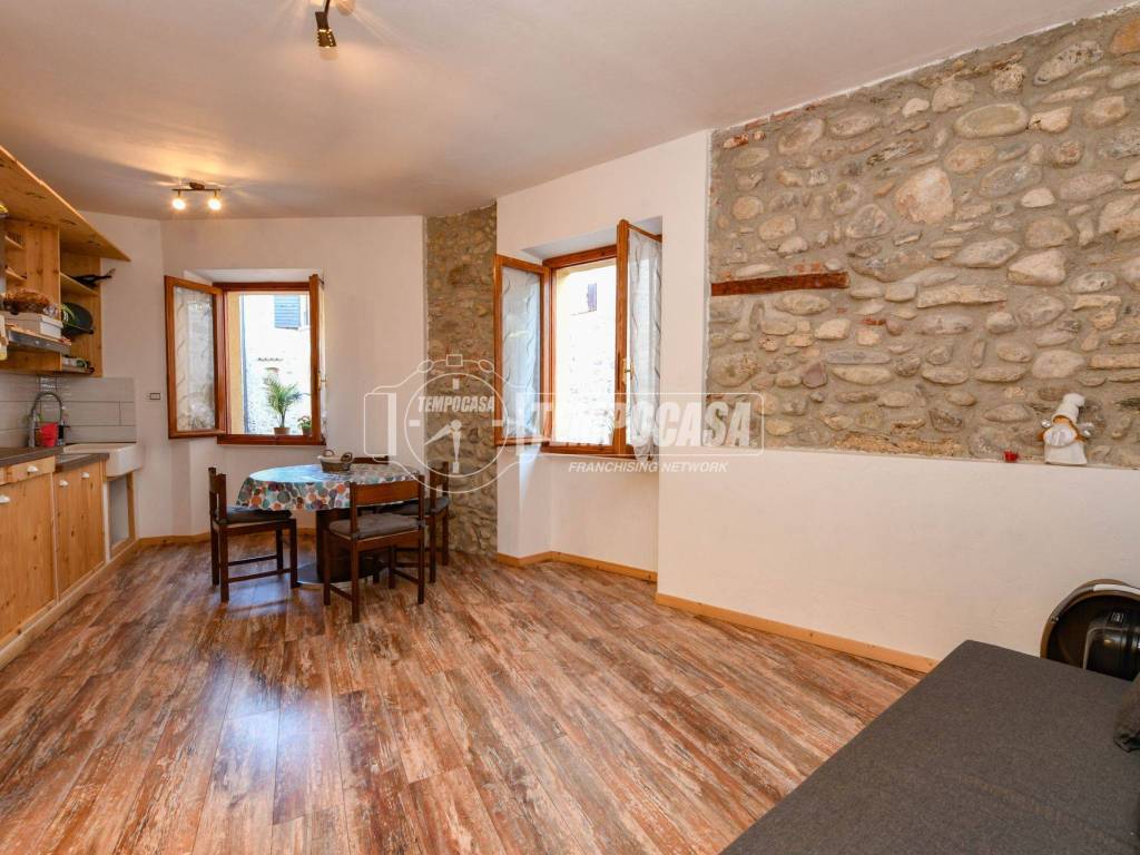 casa indipendente in vendita a San Felice del Benaco in zona Cisano