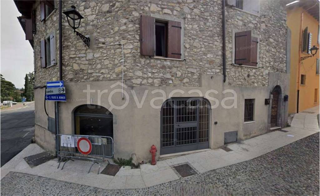 negozio in vendita a San Felice del Benaco in zona Portese