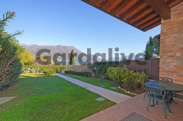 casa indipendente in vendita a San Felice del Benaco in zona Portese