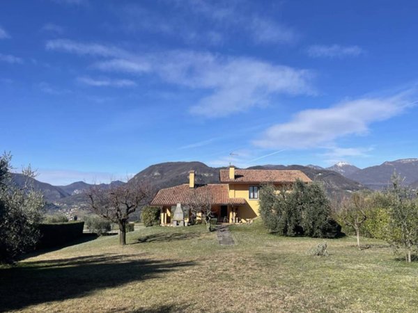 casa indipendente in vendita a San Felice del Benaco in zona Cisano