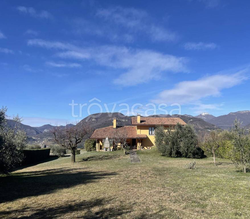casa indipendente in vendita a San Felice del Benaco in zona Cisano