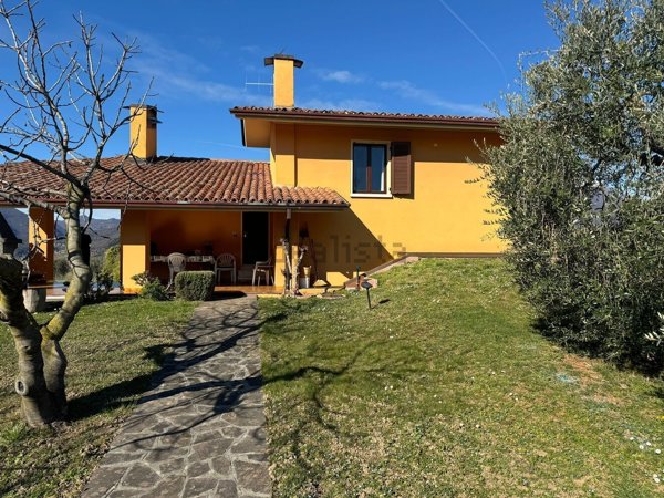 casa indipendente in vendita a San Felice del Benaco