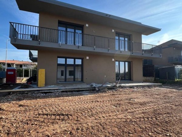 casa indipendente in vendita a San Felice del Benaco