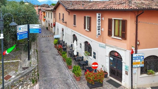 negozio in vendita a San Felice del Benaco in zona Portese