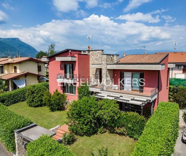 casa indipendente in vendita a San Felice del Benaco in zona Portese
