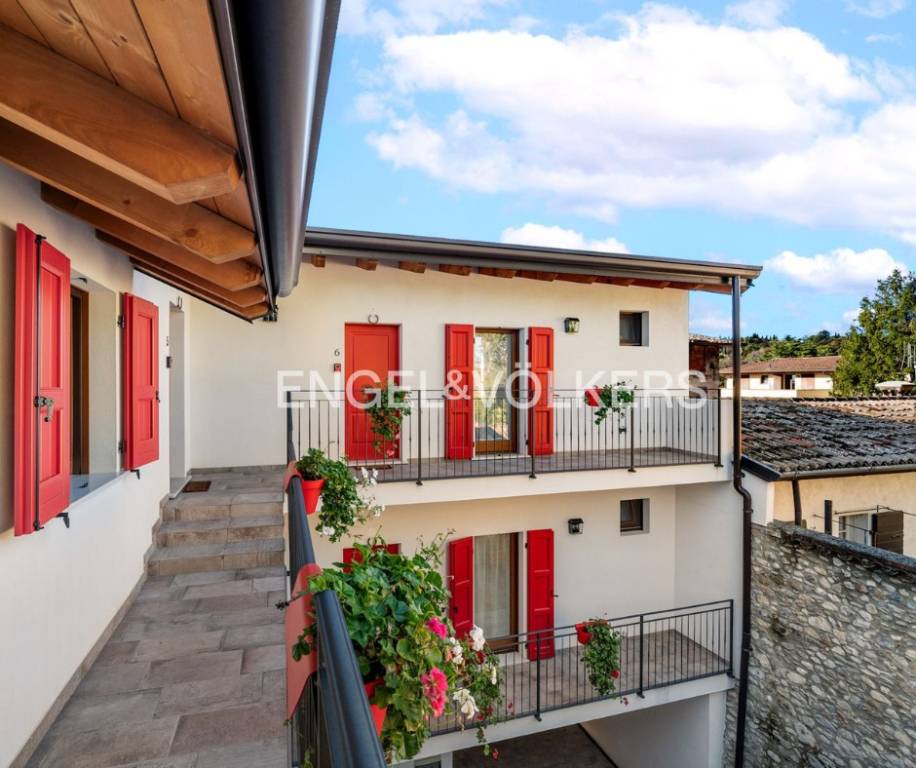 casa indipendente in vendita a San Felice del Benaco in zona Portese