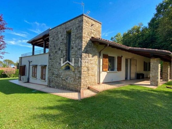 casa indipendente in vendita a San Felice del Benaco