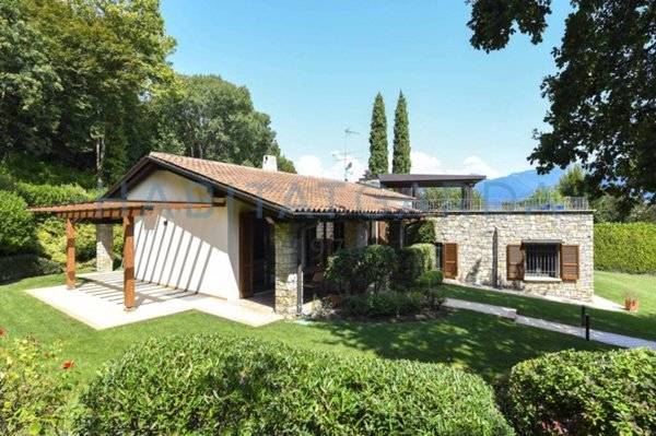 casa indipendente in vendita a San Felice del Benaco