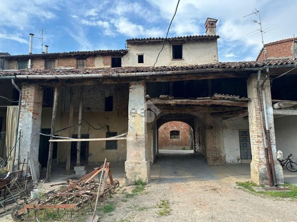 pentavano in vendita a Seniga