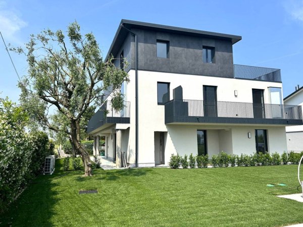 appartamento in vendita a Sirmione in zona Lugana