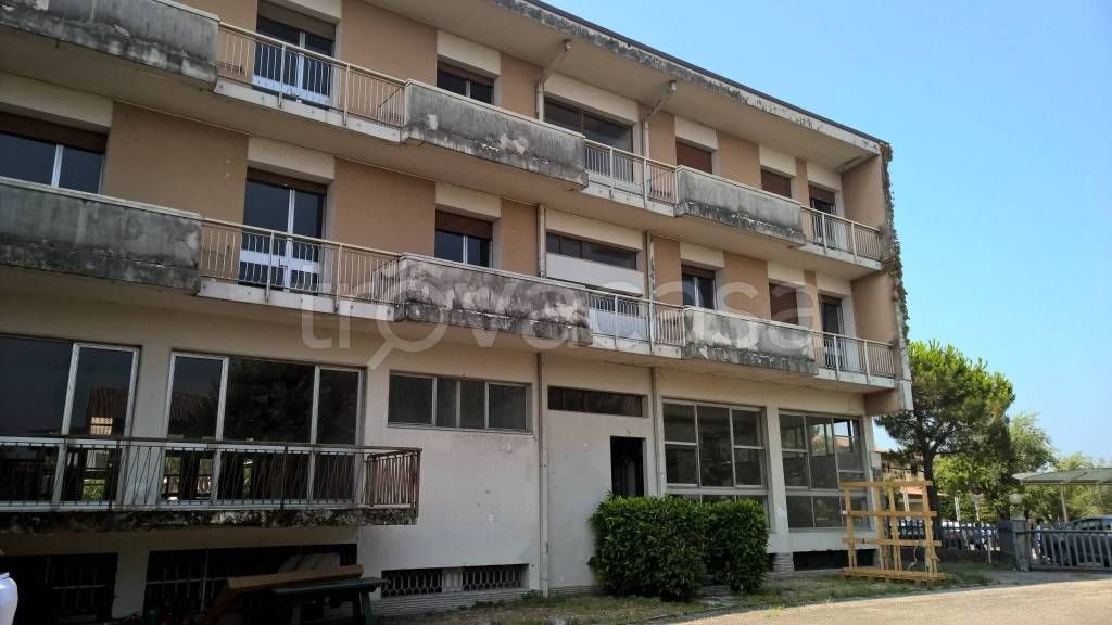 negozio in vendita a Sirmione in zona Colombare