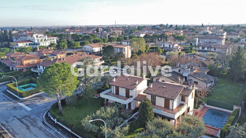 casa indipendente in vendita a Sirmione in zona Colombare