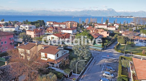 casa indipendente in vendita a Sirmione in zona Colombare