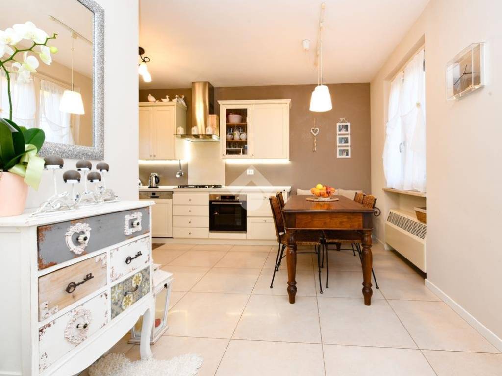 casa indipendente in vendita a Sirmione in zona Colombare