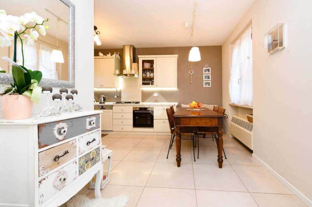 casa indipendente in vendita a Sirmione in zona Colombare