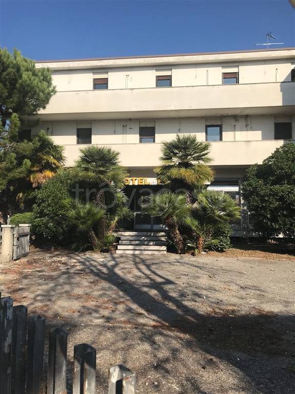 negozio in vendita a Sirmione in zona Colombare