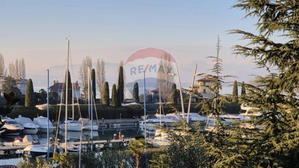 appartamento in vendita a Sirmione in zona Colombare