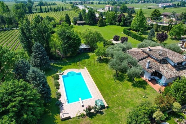 casa indipendente in vendita a Sirmione
