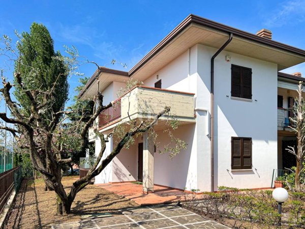 casa indipendente in vendita a Sirmione in zona Colombare