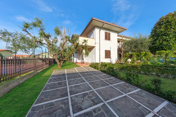 casa indipendente in vendita a Sirmione in zona Colombare