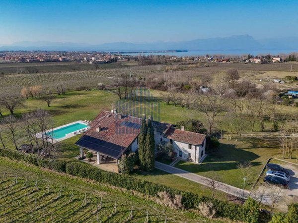 villa in vendita a Sirmione in zona Chiodi