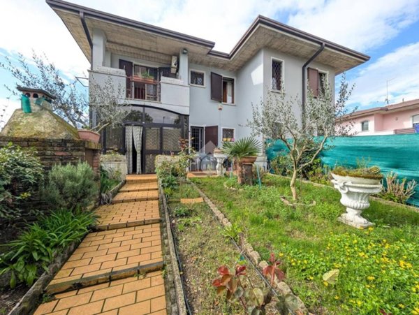 appartamento in vendita a Sirmione in zona Lugana