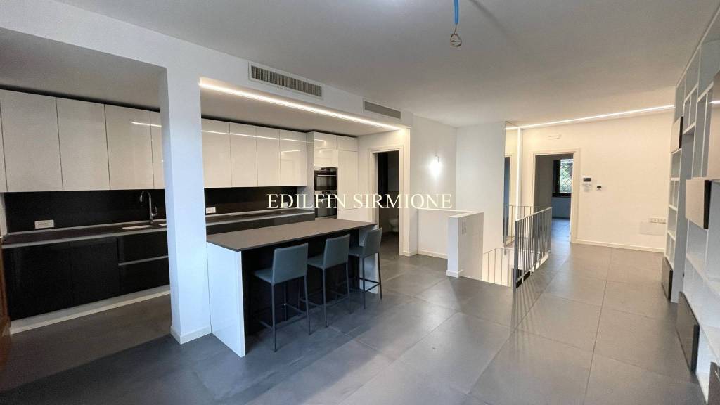 casa indipendente in vendita a Sirmione in zona Colombare