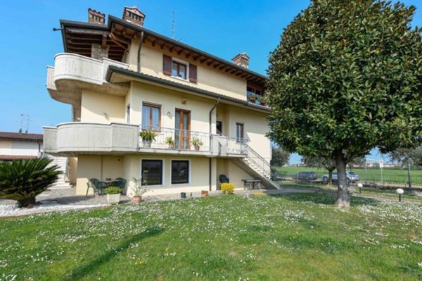 casa indipendente in vendita a Sirmione in zona Rovizza