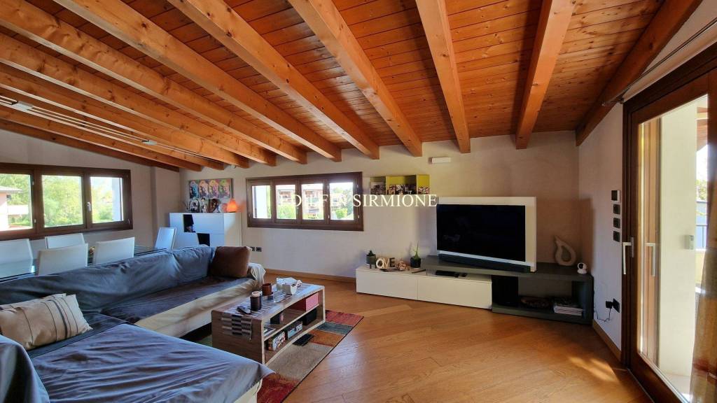 casa indipendente in vendita a Sirmione in zona Colombare