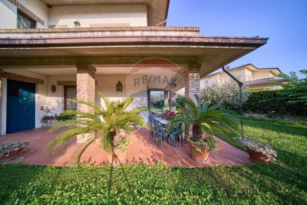 casa indipendente in vendita a Sirmione in zona Colombare