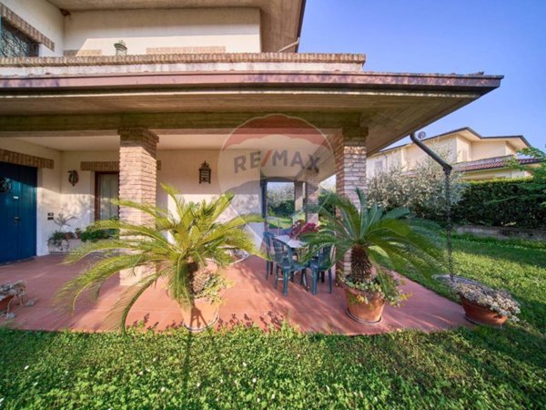casa indipendente in vendita a Sirmione in zona Colombare