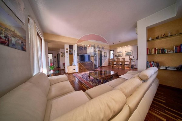 casa indipendente in vendita a Sirmione in zona Colombare