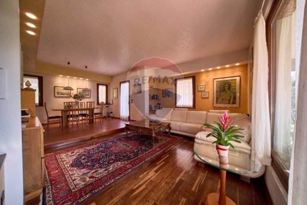 casa indipendente in vendita a Sirmione in zona Colombare