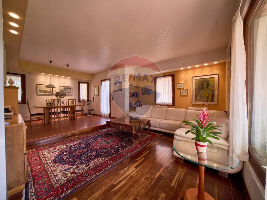 casa indipendente in vendita a Sirmione in zona Colombare