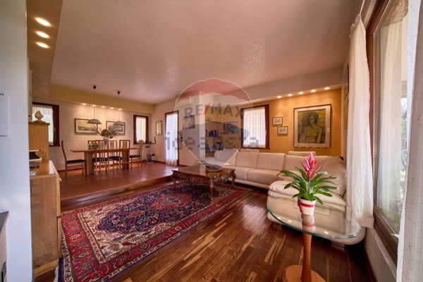 casa indipendente in vendita a Sirmione in zona Colombare