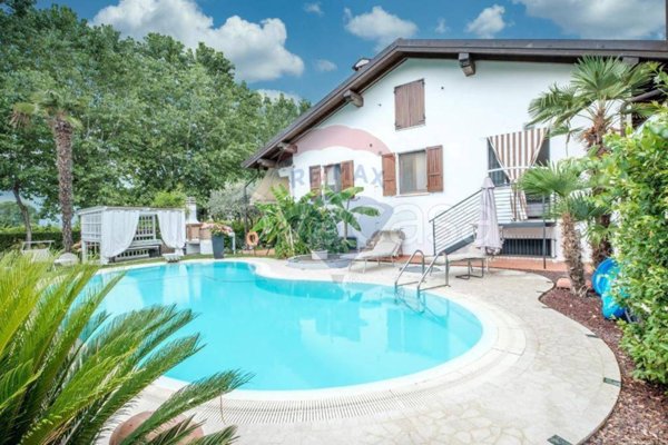 casa indipendente in vendita a Sirmione in zona Chiodi