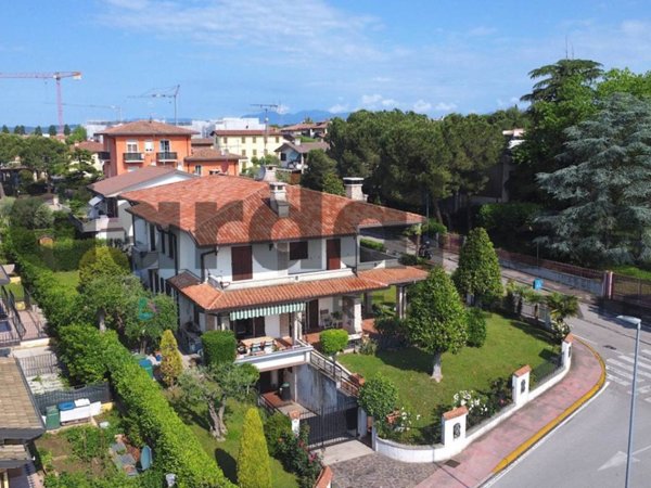 casa indipendente in vendita a Sirmione